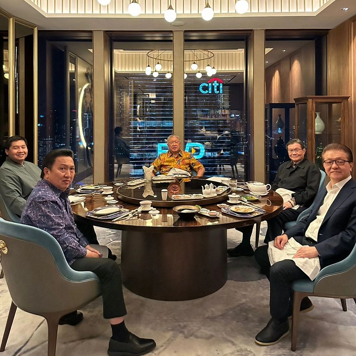 Politisi PDIP Maruarar Sirait saat semeja dengan pengusaha kelas kakap diantaranya Prajogo Pangestu, Franky Wijaya, Boy Thahir dan Sugianto Kusuma alias Aguan di salah satu tempat di Jakarta.