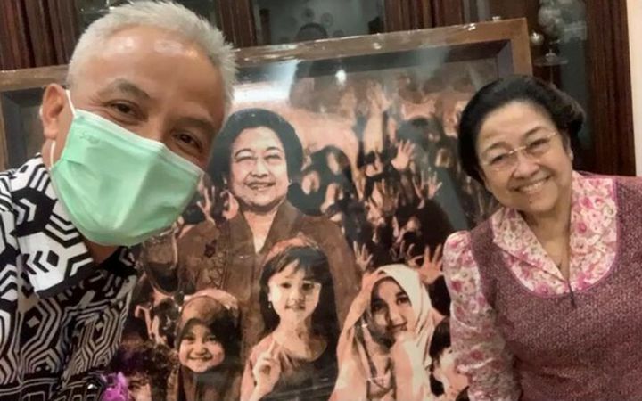 Momen Ganjar Pranowo, Gubernur Jawa Tengah saat bertemu dengan Ketua Umum PDIP Megawati di Jakarta.