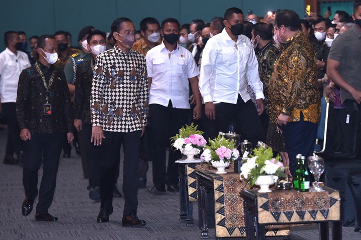 Presiden Joko Widodo didampingi Menteri Investasi/BKPM Bahlil Lahadalia saat HUT ke-50 HIPMI di Jakarta, Jumat (10/6/2022).