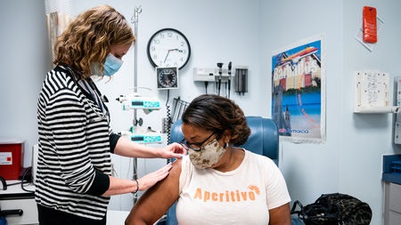 Seorang perawat AS disuntik vaksin Moderna, kemarin.