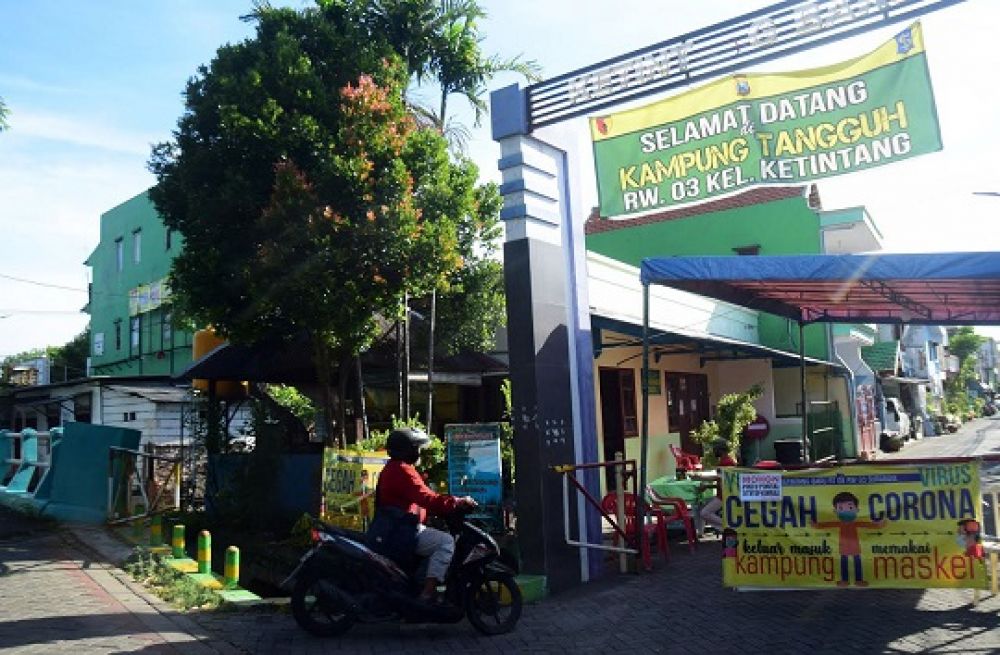 Warga berjaga di posko Kampung Wani Jogo Surabaya di Ketintang Baru, Surabaya, Minggu (7/6/2020).
SP/Patrik Cahyo

