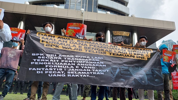 Warga melakukan aksi meminta dugaan korupsi Formula E diusut tuntas. 