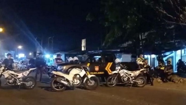 Petugas polisi terlihat mengepung salah satu pondok pesantren di Jombang guna mengamankan anak kiai di ponpes Jombang tersebut.