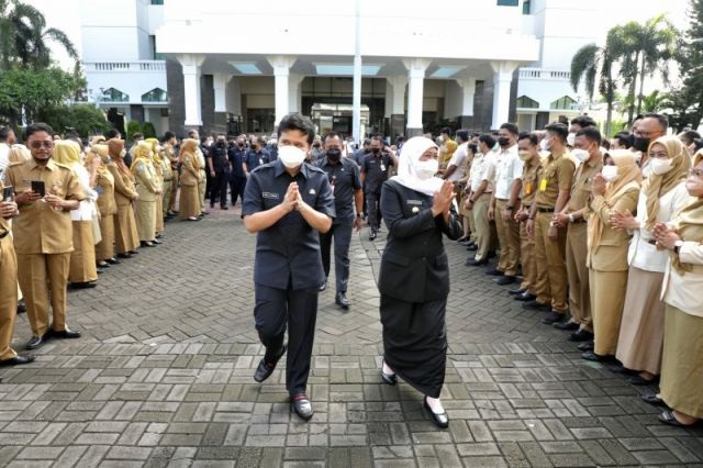 Emil Dardak menemani Khofifah Indar Parawansa di Kantor Gubernur Jatim.
