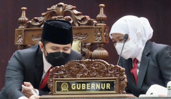Momen Gubernur Khofifah berbincang dengan Wakil Gubernur Emil Dardak dalam rapat paripurna di DPRD Jatim.
