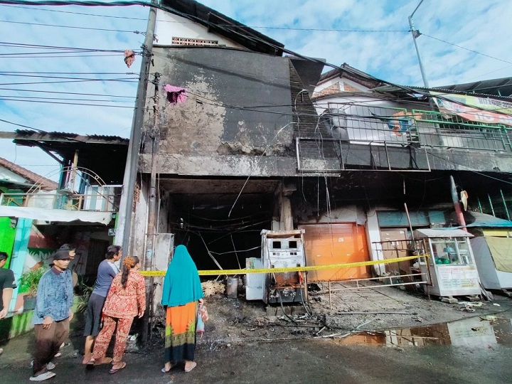 Kondisi rumah yang memiliki SPBU mini di daerah Wedoro, Waru hangus terbakar. Api diduga berasal dari listrik yang berasal dari SPBU mini miliknya.