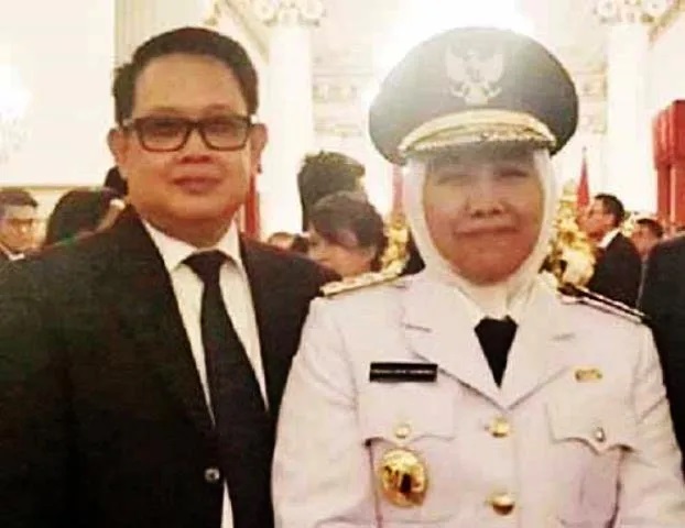 Adhy Karyono (kiri) saat menghadiri pelantikan Gubernur Jawa Timur Khofifah Indar Parawansa.