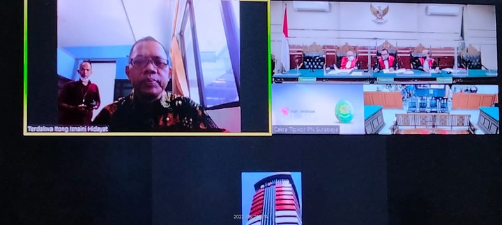 Terdakwa Itong Isnaeni Hidayat menjalani sidang di Pengadilan Tipikor Surabaya. SP/Budi Mulyono