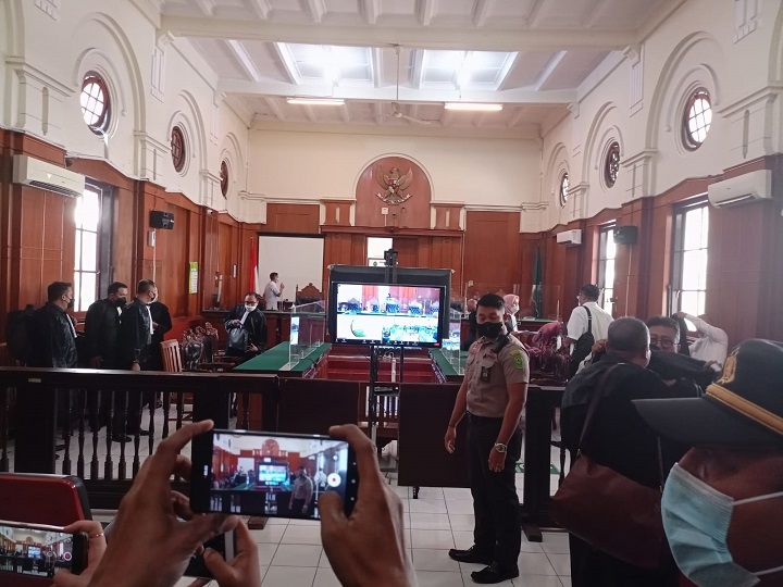 Suasana sidang online terdakwa Moch Subchi Azal Tsani alias Mas Bechi di Ruang Sidang Cakra, PN Surabaya, Senin (25/7/2022). SP/Restuti Cahya