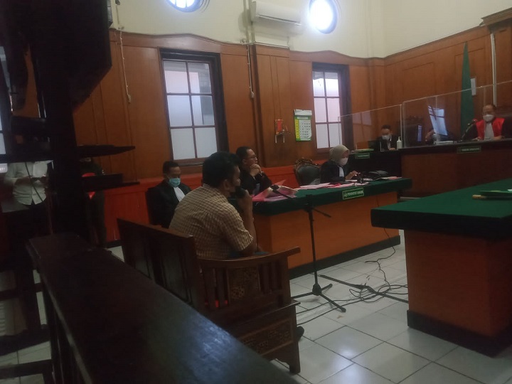 Terdakwa Oktaviano Sembiring, yang tidak ditahan, menjalani sidang agenda pemeriksaan terdakwa, di ruang Candra PN.Surabaya, Senin (29/08/2022). SP/Budi Mulyono