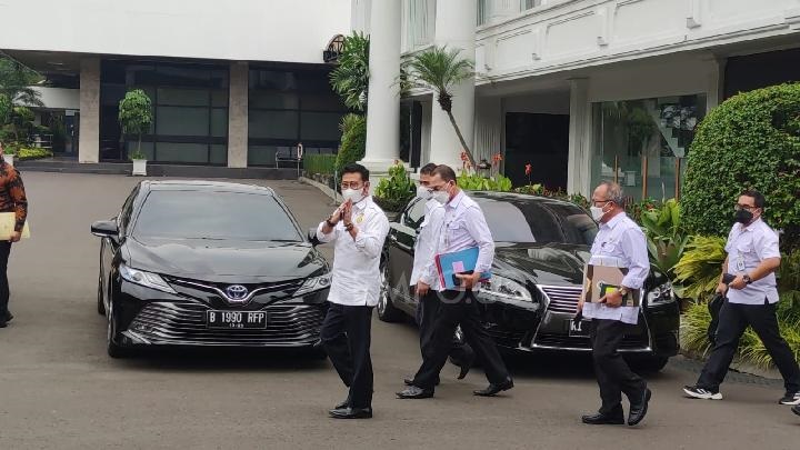 Terlihat Syahrul Yasin Limpo (paling depan) meninggalkan Istana Negara diikuti beberapa menteri lain.