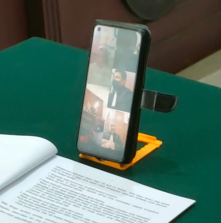 Terdakwa Siti Endah mendengarkan dakwaan JPU di PN Surabaya. SP/Budi