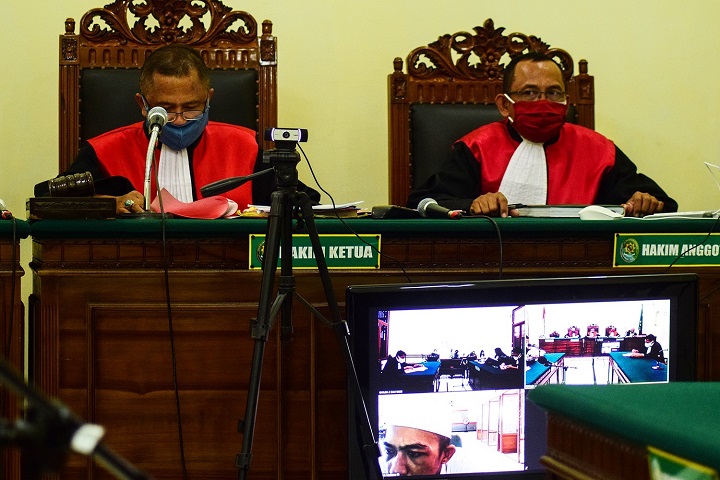 Majelis Hakim Gede Suryaman memvonis terdakwa Nur Rochman bin Muntari dalam sidang perkara narkotika di ruang Garuda, PN Surabaya, Selasa (6/10/2020). SP/Patrik Cahyo
