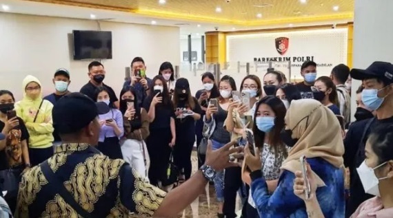 Sejumlah korban penipuan investasi suntik modal alat kesehatan dengan kerugian sekitar Rp1,2 triliun, mendatangi Bareskrim Polri, Jakarta, Selasa (14/12/2021) lalu.