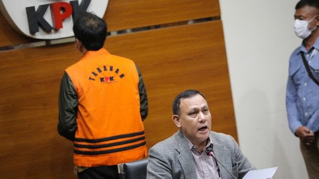 Firli memimpin langsung jumpa pers penahanan Azis Syamsuddin, Sabtu (25/9/2021). 