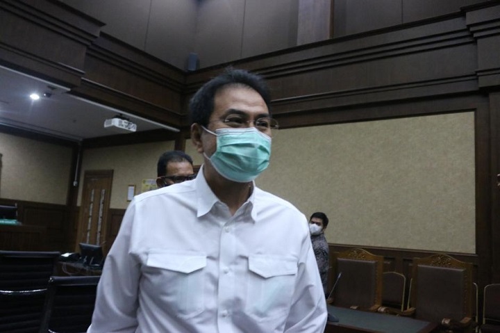 Terdakwa kasus dugaan suap penanganan kasus KPK di Lampung Tengah, Azis Syamsuddin berjalan usai mengikuti sidang pembacaan putusan di Pengadilan Tipikor, Jakarta, Kamis (17/2/2022).