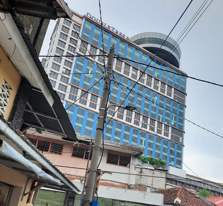 Lokasi Double Tree Hilton yang sangat mepet dengan pemukiman warga.