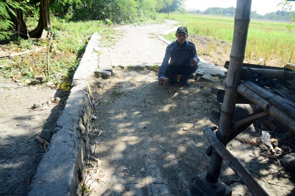 Proyek paving yang panjangnya diduga disunat dan sudah dalam kondisi tak terawat.

Foto: Sp/tim surabaya pagi
