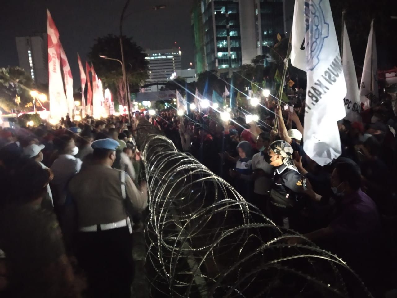 : Ribuan buruh dari sejumlah kota/kabupaten di Jawa Timur berunjuk rasa, hingga Selasa (1/3/2022) malam.
Foto Sp/Istimewa
