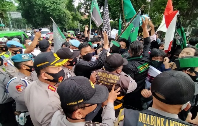 Kericuhan warnai demo tolak UU Ciptaker di dekat Istana Bogor, Rabu (7/10/2020).
