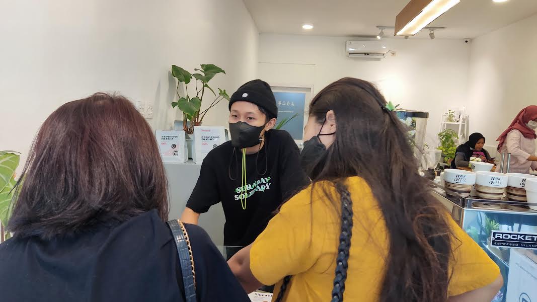 Suasana di cafe Brain Coffee yang sudah mulai didatangi pembeli lagi, Minggu (5/9/2021). SP/Gawang Tangguh