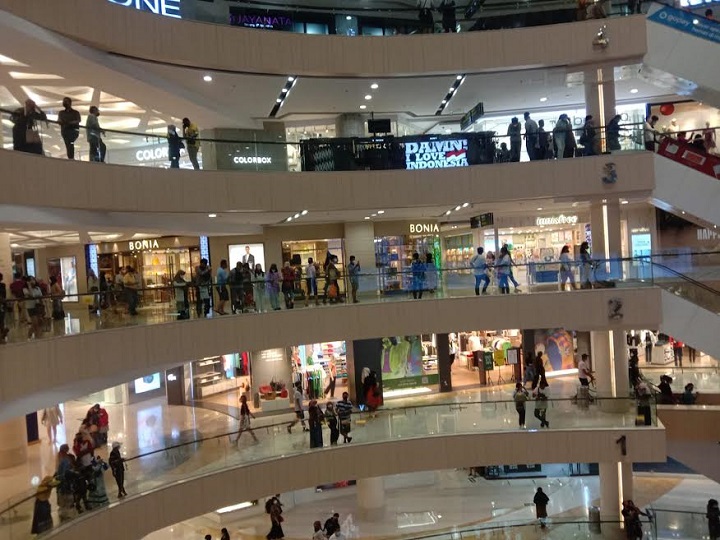 Suasana Mall Tunjungan Plaza Surabaya yang terlihat semarak dan ramai pengunjung. SP/Bayu