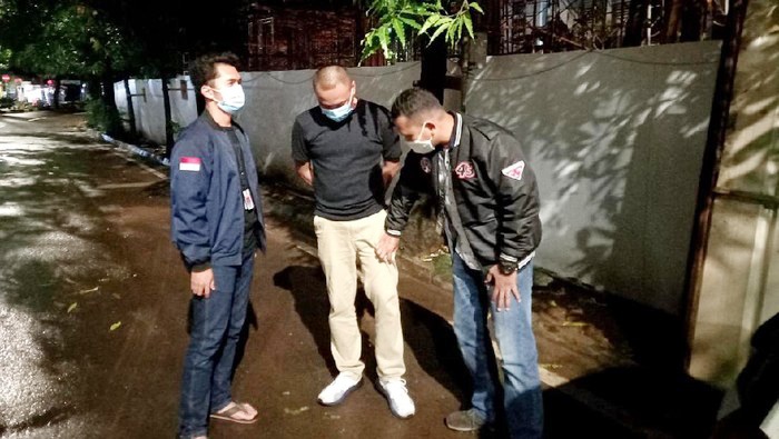 Tersangka Yudha Mangala Putra (tengah) saat diamankan polisi, Sabtu (9/1/2021) lalu, pukul 20.00 WIB di Jalan Pattimura, Kebayoran Baru, Jakarta Selatan.