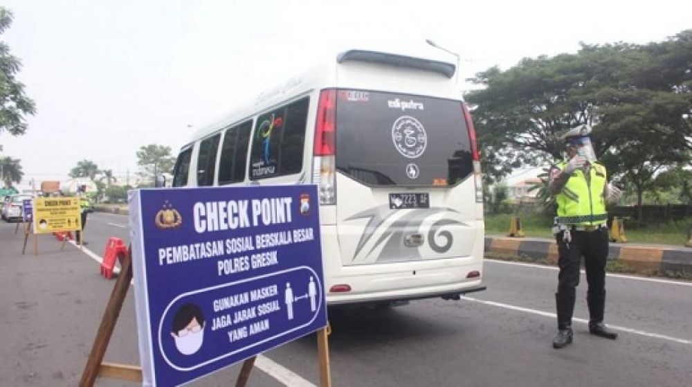 Pos cek point PSBB  di exit tol Kebomas, Gresik. Pelaksanaan PSBB di Gresik dan Sidoarjo dianggap kurang berhasil. Tak heran, kasus Covid terus bertambah.

