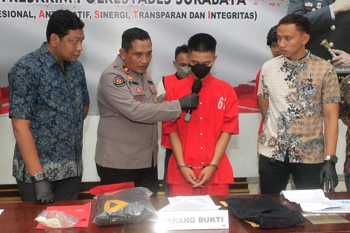 Sidang online di PN Surabaya. Pasca eksepsi ditolak hakim, jaksa bakal hadirkan saksi untuk lanjutan sidang berikutnya pekan depan, Rabu (10/6/2020).

 