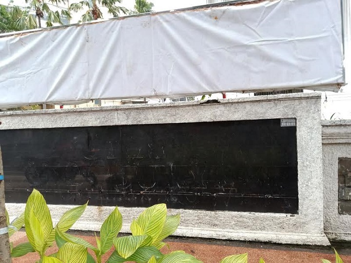 Terlihat papan nama di kantor Indosurya di Jalan Basuki Rahmat, Surabaya yang ditelah dicopot. SP/Semmy