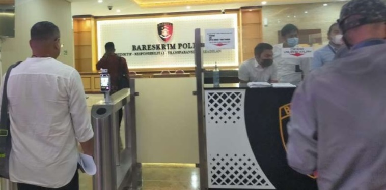 H. Isam (kiri) saat melaporkan Yulmanizar ke Bareskrim, Kamis (7/10/2021).