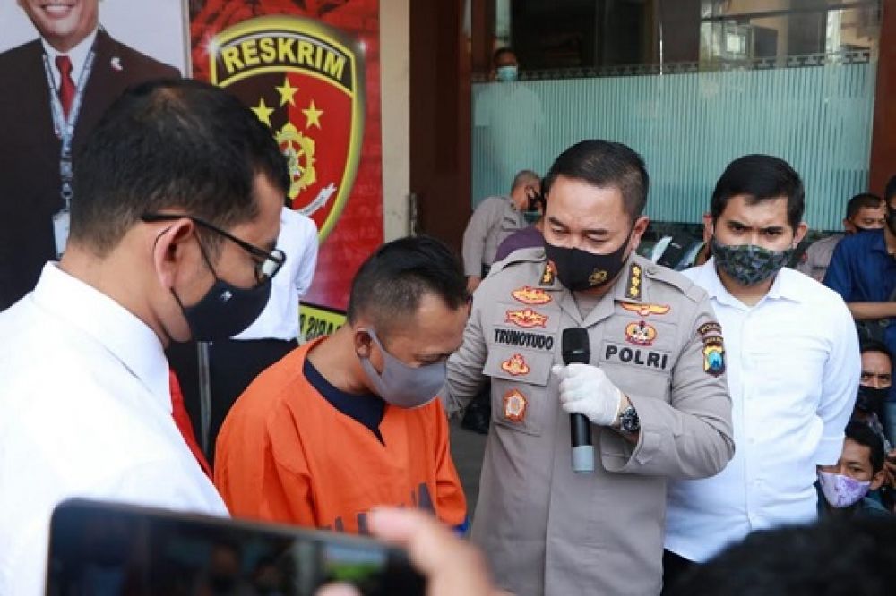 Tersangka Yuniar dan barang bukti dipamerkan depan wartawan di Mapolda Jatim, Senin (14/9/2020). SP/anto