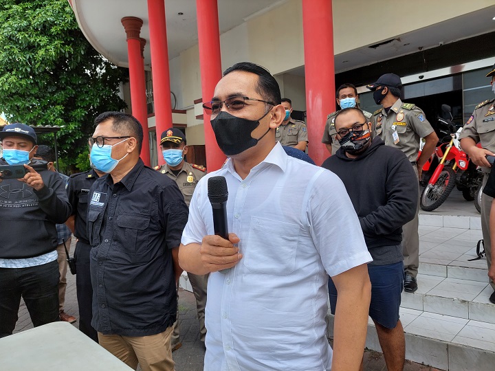 Press release penangkapan pelaku yang mengumpat orang memakai masker di Pakuwon Mall, Selasa (4/5/2021). SP/Fikri