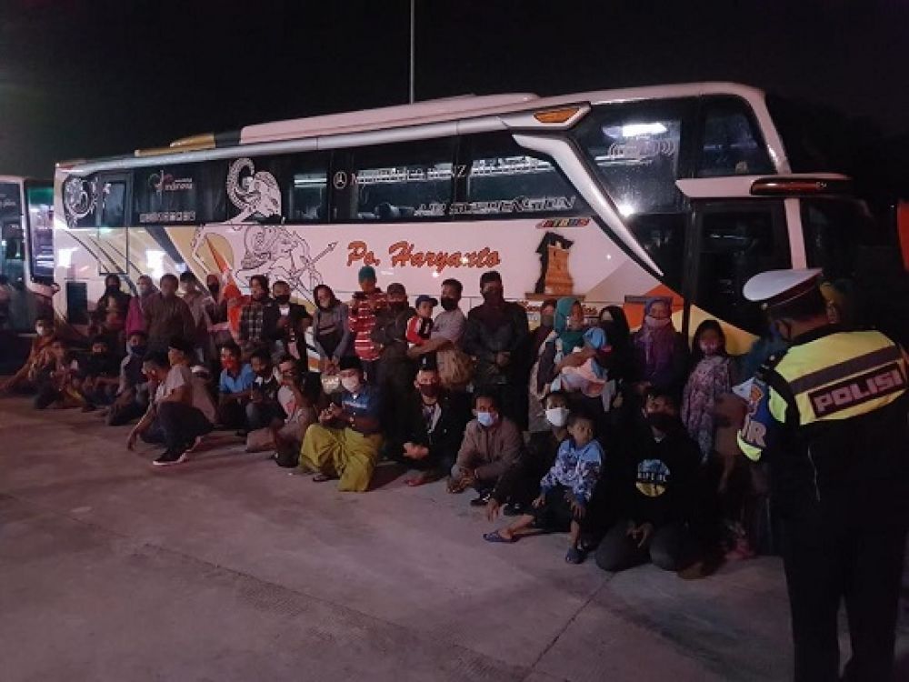 Para pemudik dari Jakart menuju Bangkalan, Madura dihentikan oleh petugas Sat PJR Jatim III Ditlantas Polda Jatim di KM 740 Tol Surabaya-Mojokerto. SP/nt