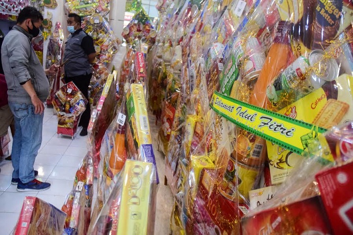 Calon pembeli melihat-lihat parsel yang dijual di salah satu toko parsel di Kota Surabaya, Jawa Timur, kemarin.  SP/Patrik Cahyo