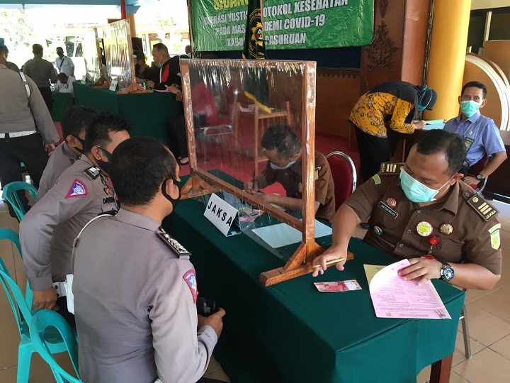 Para anggota polisi Satuan Lalu Lintas disidang bersama 26 warga yang terjaring operasi ketentraman dan ketertiban umum, di Kecamatan Bangil. 