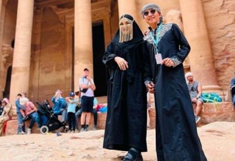  Ayah Rozak dan Umi Kalsum mengenakan pakaian yang senada, yang serba hitam saat liburan ke Yordania. SP/ SBY