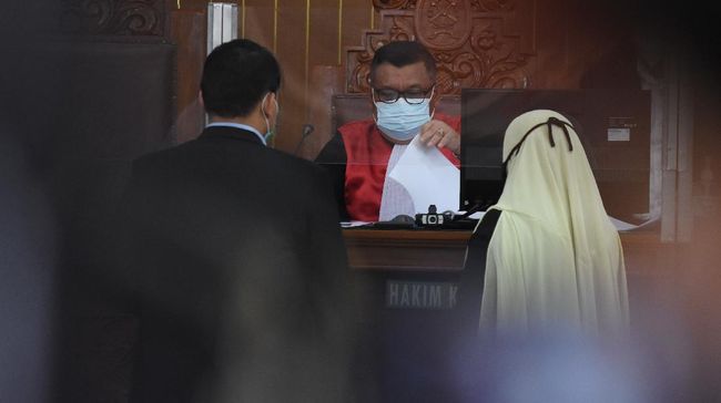 Tim kuasa hukum Muhammad Rizieq Shihab menyiapkan berkas persidangan praperadilan yang dipimpin hakim tunggal Akhmad Sayuti (tengah) di Pengadilan Negeri Jakarta Selatan, Senin (4/1/2021).