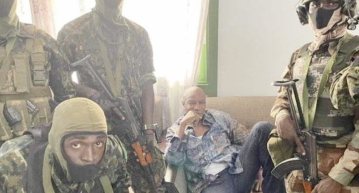 Alpha Conde dikelilingi para tentara yang mengkudetanya, Minggu (5/9/2021) waktu setempat.