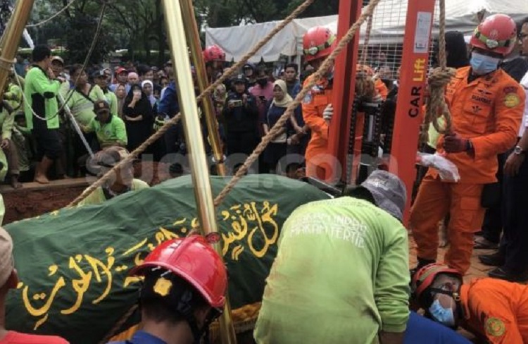 Muhammad Fajri (26) saat dimakamkan di TPU Menteng Pulo, Tebet, Jakarta Selatan pada pukul 14.00 WIB, Kamis (22/06/2023). SP/ JKT