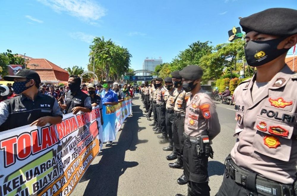 Ratusan masa dari Aliansi Gerakan Driver Lintas Nusantara menggelar aksi unjuk rasa di depan gedung Grahadi, Surabaya, Jumat (3/7/2020).

Foto SP/Arlana