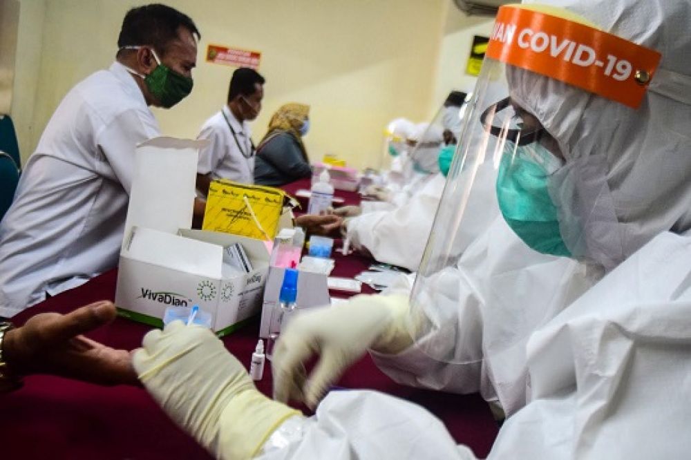 Tim Medis melakukan pengambilan sampel darah kepada para Aparatur Sipil Negara (ASN) di Pengadilan Negeri Surabaya, Jawa Timur, Selasa (16/6). Foto SP/Patrik Cahyo