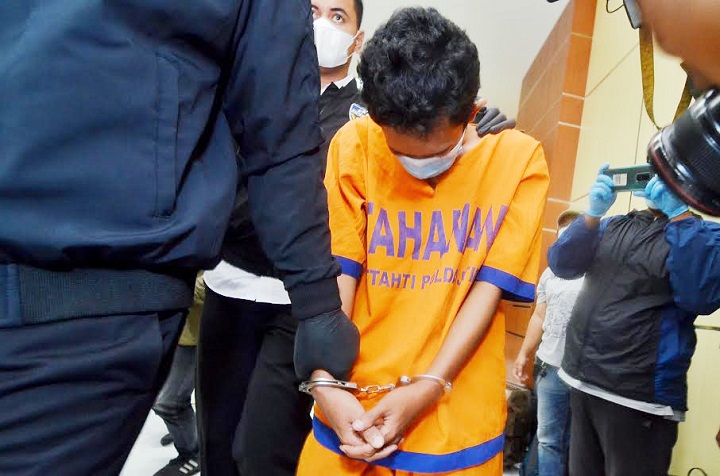 Pelaku pemalsuan surat Rapid Test Antigen ditunjukkan wartawan, di Bidhumas Polda Jatim, Surabaya, Senin (11/1/2021). 