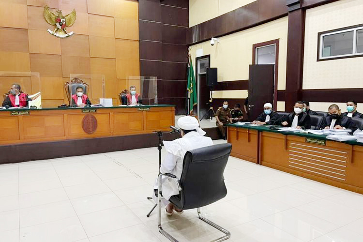 Mantan pemimpin FPI Rizieq Shihab saat membacakan eksepsi di Pengadilan Negeri Jakarta Timur pada Jumat (26/3/2021).