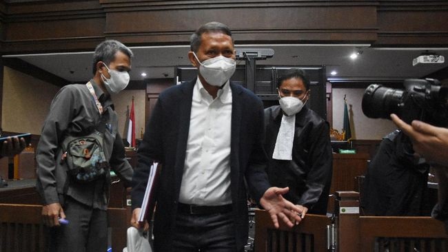 Mantan Dirut PT Pelindo II Richard Joost Lino (RJ Lino) divonis 4 tahun penjara dan denda Rp500 juta subsidair 6 bulan kurungan terkait korupsi pengadaan QCC.