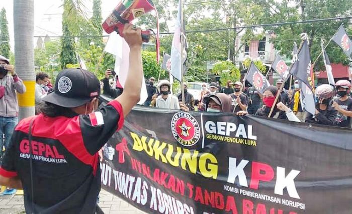 Sejumlah massa melakukan orasi di depan kantor PDAM Gresik, Kamis (8/4).