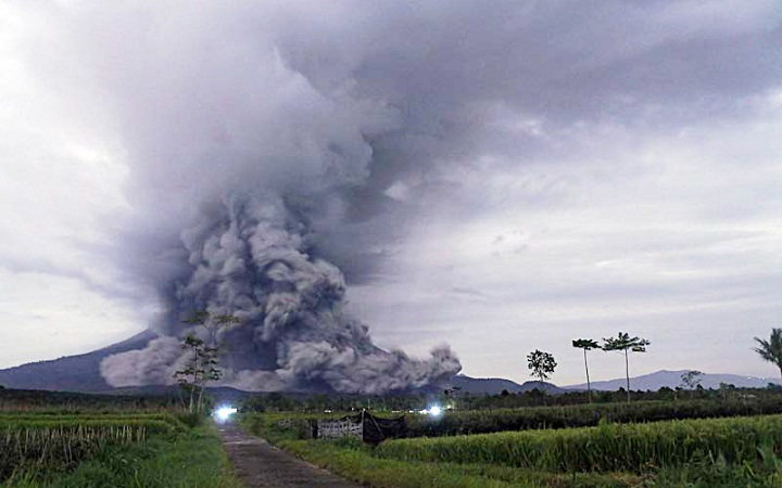 Awan panas tampak keluar dari gunung Semeru, Selasa (1/12/2020).