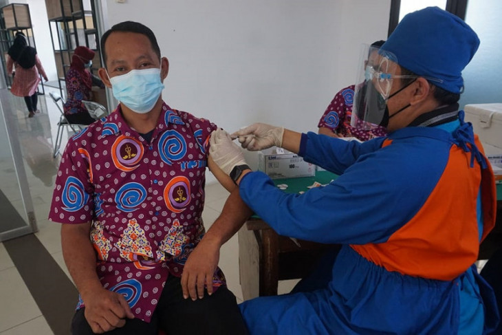 Petugas medis di Kediri mendapat vaksinasi ketiga di RSUD Gambiran, Kediri. 