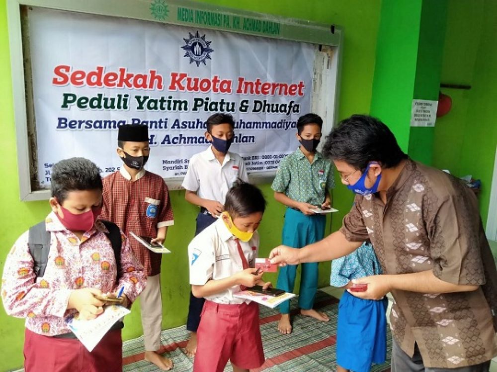 Slamet Supriyadi, Kepala Panti Asuhan KH. Achmad Dahlan membagikan voucher pulsa peket internet kepada siswa SD dan SMP binaanya.