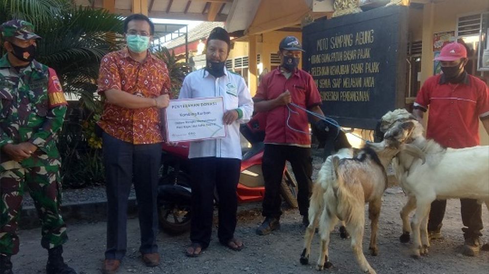Serah terima hewan kurban secara simbolis di Balai Desa Sampangagung, Kecamatan Kutorejo, Kamis (30/7/2020) sore. SP/Dwy Agus Susanti